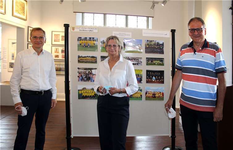 Wichtige Vernissagegäste: Schirmherr der Ausstellung Andreas Geron (v. l.), die SC-Vorsitzende Silvia Mühl und Edgar Steinborn, früherer FIFA-Schiedsrichter