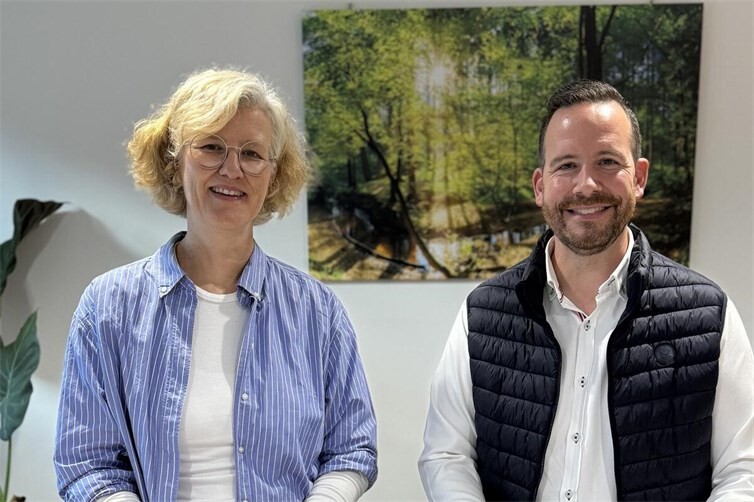 Wichtige Vertragsunterzeichnung (v.l.n.r.): Geschäftsführerin Iris Emmerichs von der FBS Mayen und Bürgermeister Timo Kanzinger von der Verbandsgemeinde Vordereifel freuen sich über die neue hilfreiche Kooperation und die damit verbundene Unterstützung für Familien