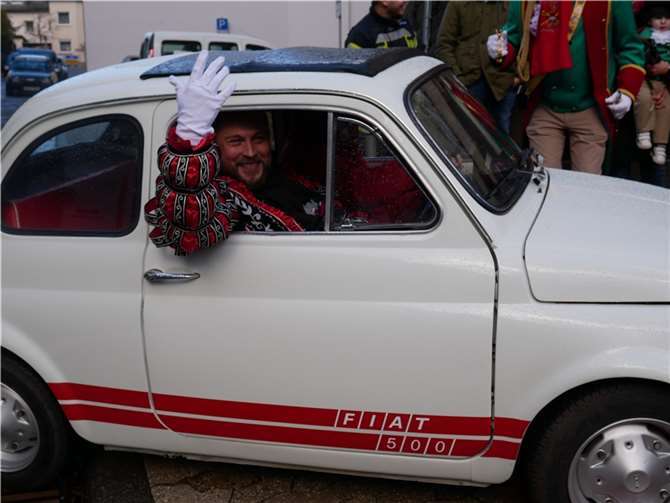 Wider Erwarten tauchte Prinz Thorsten I. plötzlich wild hupend in einem schnuckeligen Fiat 500 auf und fuhr über den roten Teppich auf dem Rathausplatz vor.