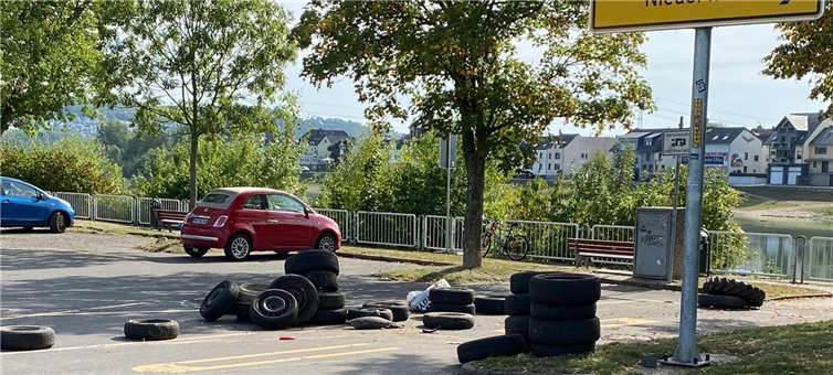 Widerrechtliche Abfallablagerung am städtischen Rheinufer. Zahlreiche Autoreifen, die nicht über die Aktion Saubere Landschaft gesammelt wurden, mussten auf Kosten der Allgemeinheit entsorgt werden.Quelle: Verbandsgemeinde Vallendar