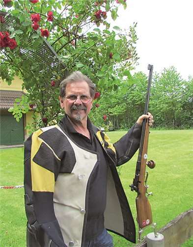 Wido Kopper mit dem Perkussions-Gewehr.Hans Hartenfels