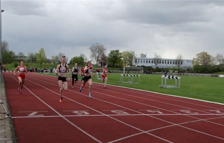 Widrige Umstände: heftiger Gegenwind beim Hürdenlauf.  Stephan König