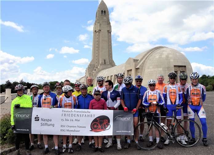 Wie 2015 bei der „Friedensfahrt“ (hier in Verdun) so soll auch die deutsch-französische „Freundschaftstour“ der Equipe EuroDeK in diesem Jahr zu einem Plädoyer für den Frieden in Europa werden. Foto: privat