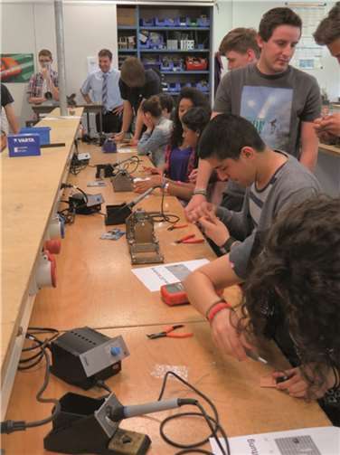 Wie Auszubildende in Elektroberufen löten die Jugendlichen ihre eigene Blinkanlage. IHK Koblenz