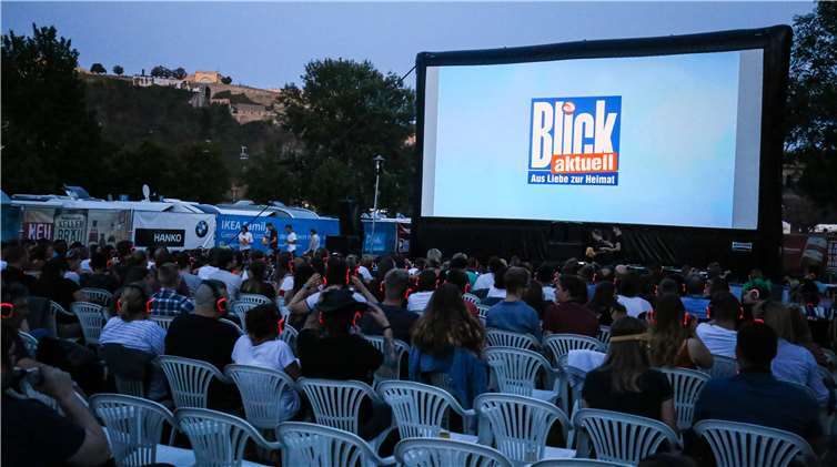 Wie Glühwürmchen leuchtetendie Kopfhörer bei einer leisen Kinonacht.