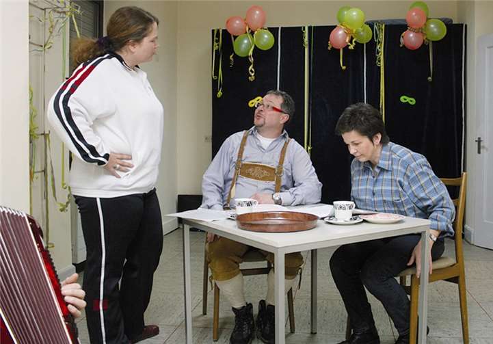 Wie Männer einen Urlaub planen, zeigten Monika Stenz, Arnold Mehren und Dorothee Mertlich (v.li.).