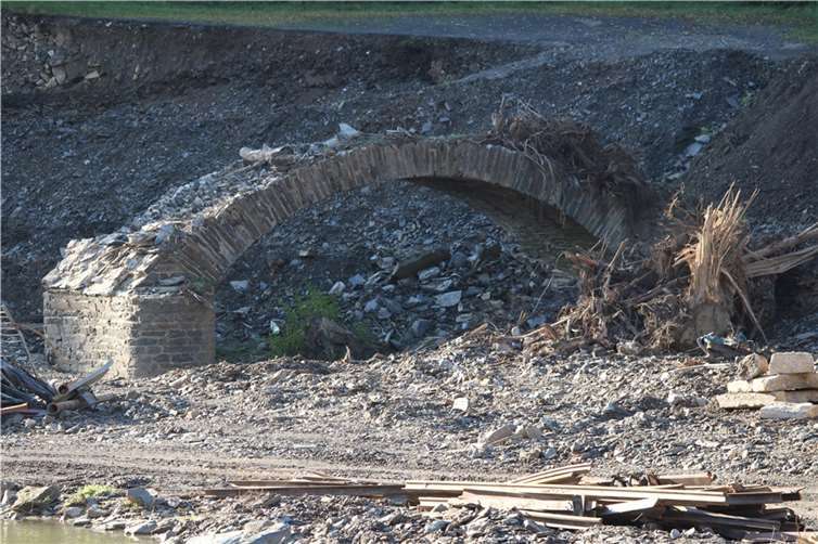 Wie Mahnmal steht die Brücke am Ufer der Ahr. Foto: WITE