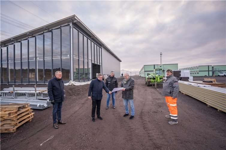 Wie Schule im Container gelingen kann, davon machte sich der Erste Kreisbeigeordnete Horst Gies MdL (2.v.l.) gemeinsam mit Achim Juchem (l.), Bürgermeister der Gemeinde Grafschaft, Jörg Hamacher (Mitte), Leiter des Eigenbetriebs Schul- und Gebäudemanagement sowie Heribert Schieler (2.v.r.), Schulleiter, und Carsten Adam (r.), Firma Adam Krupp Kleudgen GmbH, ein Bild am Ersatzschulstandort des Are-Gymnasiums in der Grafschaft.