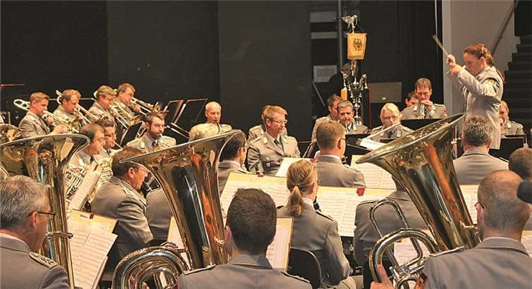 Wie alle Künstler des Volksliedernachmittages, begeisterte das Heeresmusikkorps unter der Leitung von Alexandra Schütz-Knospe das Publikum in der Rhein-Mosel-Halle..