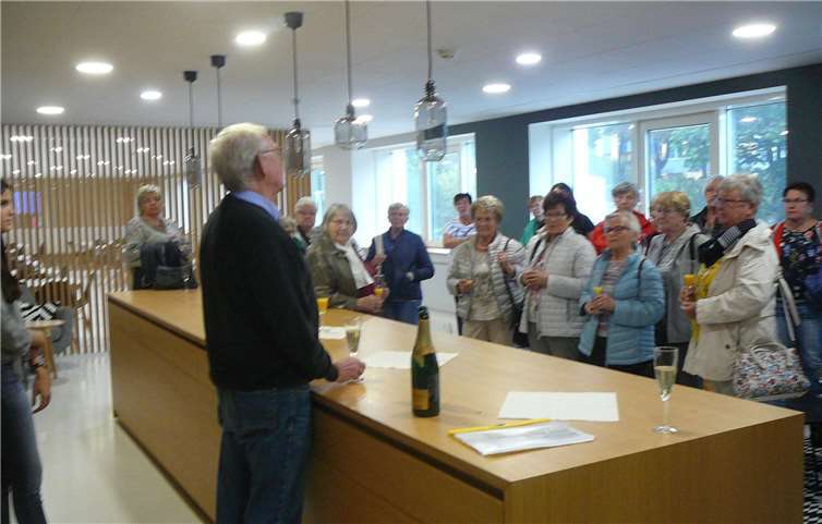 Wie angekündigt, wurden die Teilnehmer bei einem Bekleidungsunternehmen N. N. zur Werksführung mit einem Glas Sekt empfangen, und die Philisopie des Unternehmens wurde ihnen sehr gut dargelegt.Foto: privat
