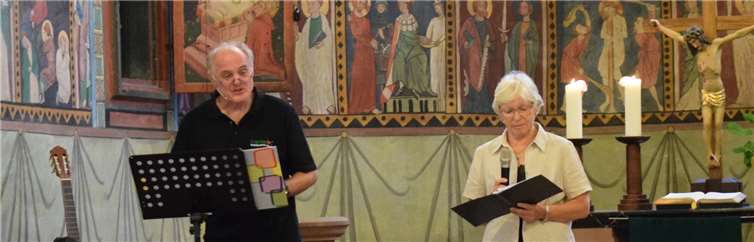 Wie arm machen reiche Rohstoff-Vorkommen die Menschen in der südlichen Welt? Eine Frage, die während der Ausstellungseröffnung in der evangelischen Kastorkirche in Dausenau von Pfarrer Matthias Metzmacher und Heidi Jung aufgegriffen wurde. Dekanat Nassauer Land