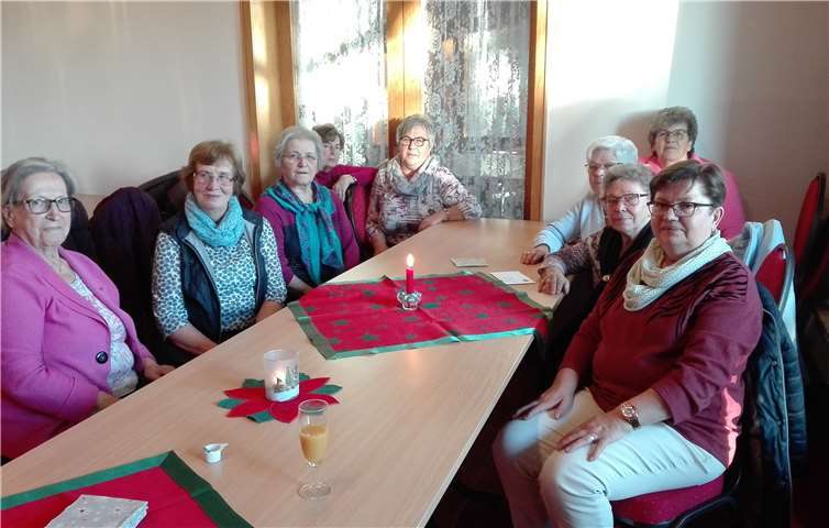 Wie auch in den letzten Jahren spendeten die Frauen den Erlös vom Weihnachtsmarkt. Foto: