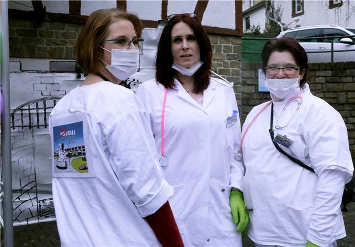 Wie auch in weiteren Orten wurde die Zukunft des Adenauer Krankenhauses bissig-satirisch im Karneval abgehandelt: In Antweiler sahen die Damen Dr. Arbeitslos im Tod-Fallkrankenhaus.