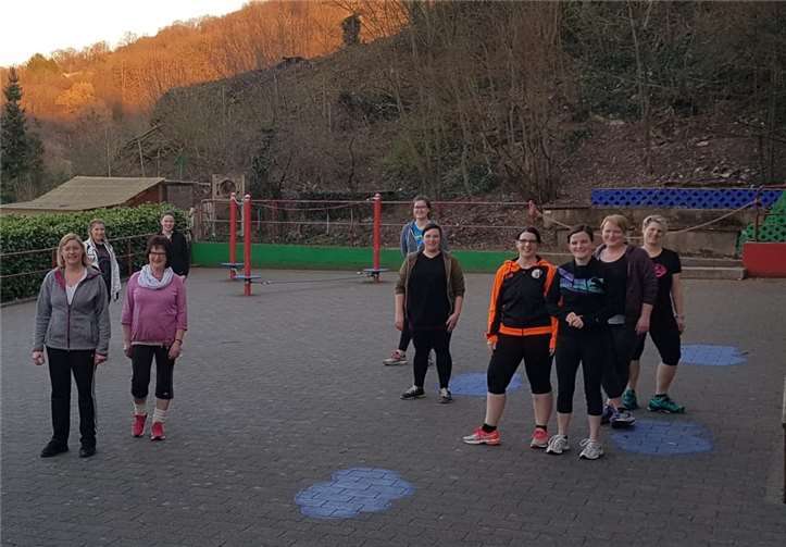 Wie auf dem Bild zu sehen, hat die Gruppe die ersten frühlingshaften Temperaturen genutzt und das Training kurzerhand auf den Schulhof verlegt. Foto: privat
