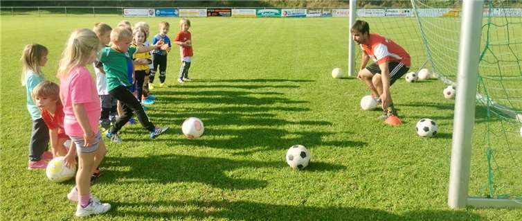 Wie auf dem Bild zu sehen ist, bekommt er zum Abschluss des Trainings die geballte Kraft der jungen Talente zu spüren.Foto: privat