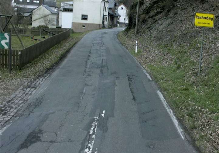 Wie auf dem Foto unschwer zu erkennen ist, bedarf die Kreisstraße 90 im Bereich Reichenberg dringend einer Sanierung. Der Kreis hat nun den Förderantrag auf den Weg gebracht, damit in einigen Monaten mit der Maßnahme begonnen werden kann. Foto: Kreisverwaltung Rhein-Lahn-Kreis