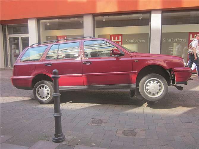 Wie aufgebockt stand das Fahrzeug in der Görgenstraße. privat