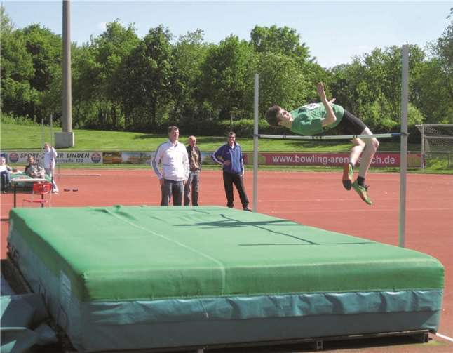 Wie aus dem Lehrbuch: Simon Mentzel überquert 1,72 Meter beim Hochsprung und empfiehlt sich so deutlich für die Landesmeisterschaften im Juni in Krefeld.privat