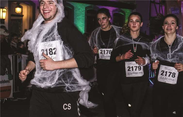 Wie aus der Gruft entstiegen, mit Spinnweben behangen, nahmen sie die sportliche Herausforderung an. 