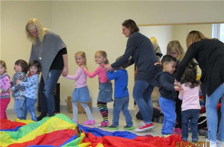 Wie aus einer Raupe ein bunter Schmetterling wird, zeigten die Kinder in ihrem Rollenspiel.  privat