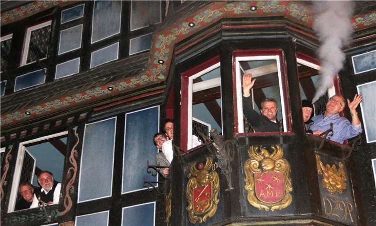 Wie bei einer Papstwahl: Der neue Addene Jong ist gewählt. Der Elferrat hat Charlie Korden zum Addene Jong gewählt.