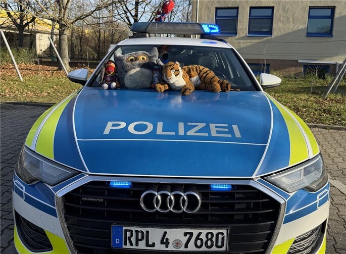 Wie beim „Dschungelbuch“: Die Plüschtiere erkunden das Einsatzfahrzeug der Polizei RLP. Foto: Polizei 