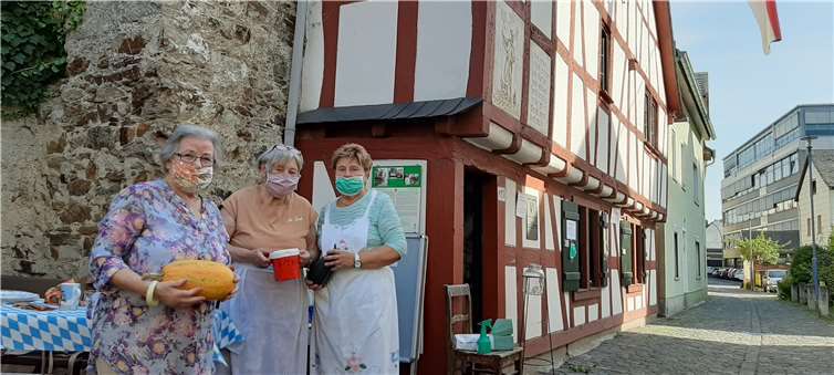 Wie beim Lahnsteiner Denkmaltag bietet der Förderkreis auch diesen Sonntag wieder Kürbisse am Stadtmauerhäuschen an.