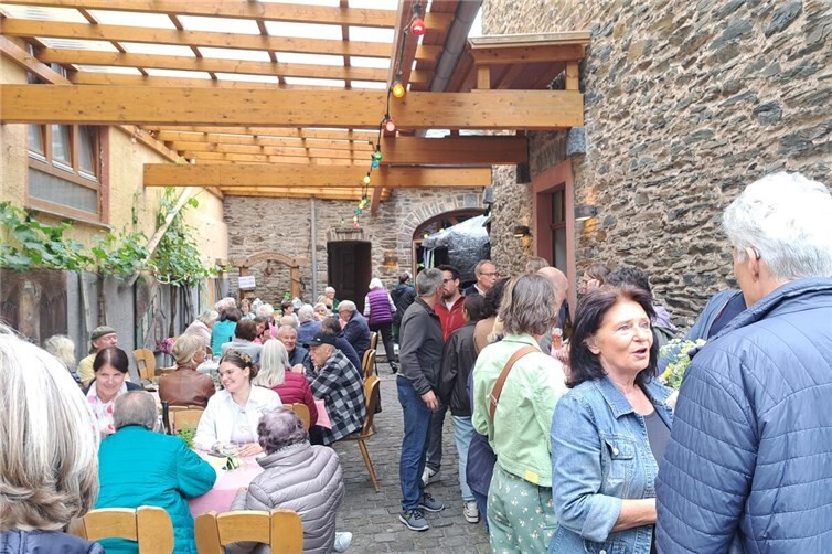 Wie beim letzten Hoffest wird auch in diesem Jahr die Oberfeller Weinkönigin Athina zu Gast sein. 