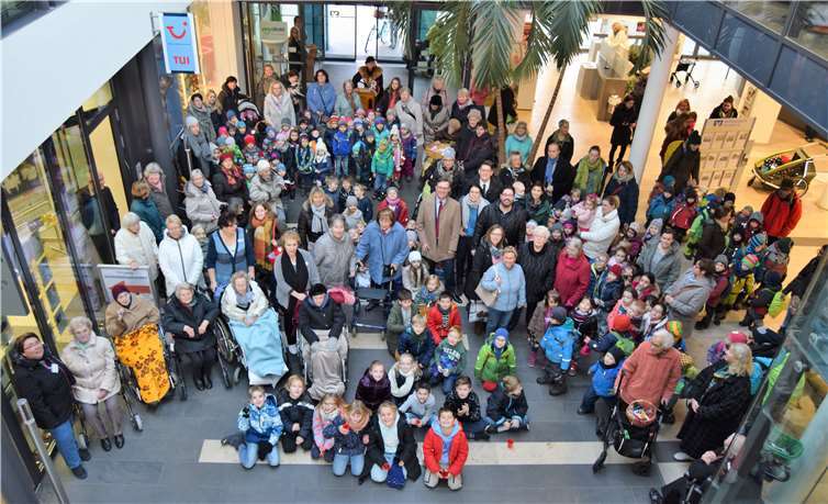 Wie beinahe schon Tradition trafen sich die jungen und alten Helfer in der Volksbank, um sich von dort aufzumachen, um die Rheinbacher Innenstadt zu verschönern.  EICH