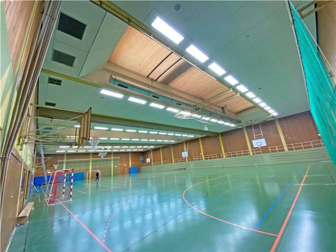 Wie bereits in der Sporthalle der Realschule plus und Fachoberschule Untermosel in Kobern-Gondorf soll die Umrüstung der Hallenbeleuchtung auf LED-Beleuchtung auch an weiteren kreiseigenen Schulen erfolgen. Foto: Kreisverwaltung
