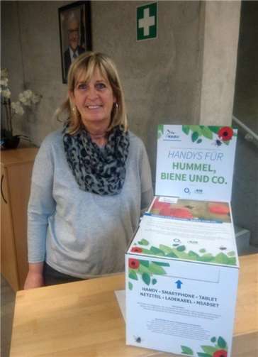 Wie bereits in vielen Gemeindeverwaltungen steht nun auch im Rathaus der Verbandsgemeinde Pellenz in Plaidt eine Handysammelbox bereit, um alte Handys sinnvoll und nachhaltig verwerten zu können.Foto: privat