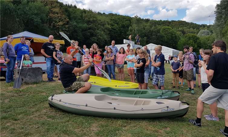 Wie das Paddel richtig zu halten ist, erklärte Alexander Witte. privat