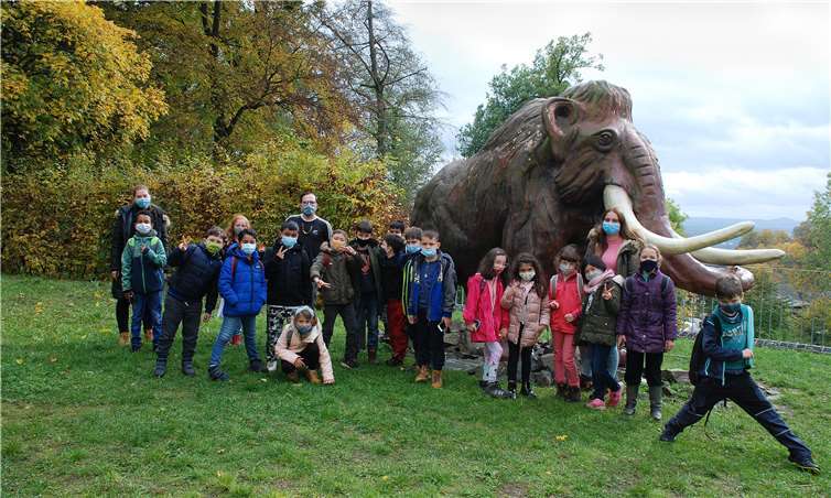 Wie das Programm „Kultur macht stark“ mit örtlichen Gegebenheiten und Bündnispartnern verknüpft und umgesetzt werden kann, zeigt ein Dokumentations-Video des Monrepos Archäologischen Forschungszentrums und Museums für menschliche Verhaltensevolution in Neuwied am Beispiel der zweiwöchigen Ferienfreizeit „Ich bin ja wie die! – Der Steinzeitmensch in mir“. Schülerinnen und Schüler der Mariengrundschule Bad Hönningen tauchten in den Herbstferien 2020 ein in die Welt der Steinzeitmenschen.Quelle: Kreisverwaltung