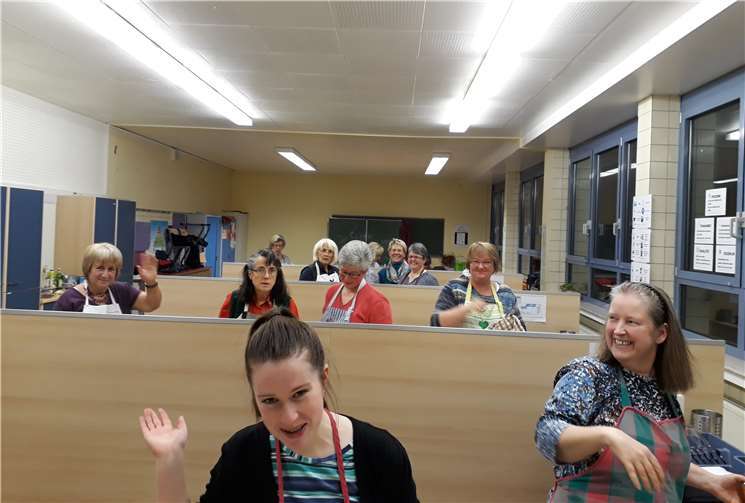 Wie das Weihnachtsmenü vielfältig, lecker und stressfrei entstehen kann haben die Puderbacher LandFrauen im November in der Lehrküche der Puderbacher Schule mit viel Spaß und Elan getestet.privat