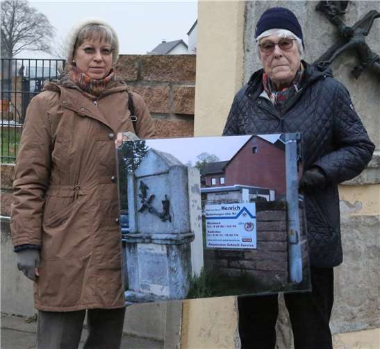 Wie der Bildstock vor der Restaurierung ausgesehen hat, das hatte der Heimatverein festgehalten und präsentierte das zum Vergleich.