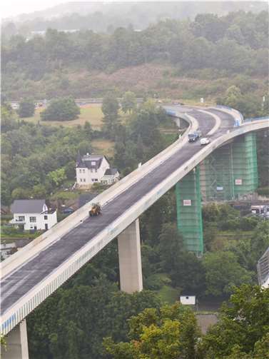 Wie der Landesbetrieb Mobilität RLP in Diez mitteilte, sind die Instandsetzungsarbeiten der Lahn-Hochbrücke weiterhin zügig und planmäßig im Soll.  Foto: Jochen Sachsenhauser