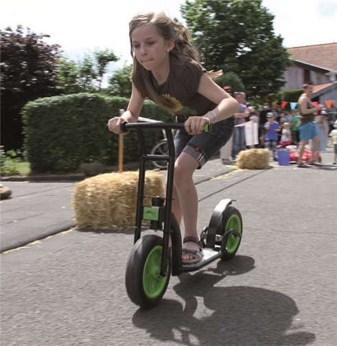 Wie der Wind sausten die Kinder beim Roller-Rennen.