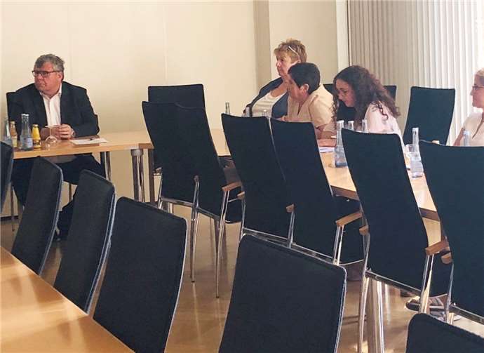 Wie die Einarbeitungsphase der Gemeindeschwestern plus derzeit gestaltet wird und welche Projekte für die Zukunft geplant sind, berichteten die beiden Gemeindeschwestern plus bei der letzten Regionalen Projektgruppensitzung des Landkreises Neuwied. Die Sitzungsleitung obliegt dem 1. Kreisbeigeordneten Michael Mahlert, der sich freut, dass die Stelle der Gemeindeschwester plus für die Stadt Neuwied neu besetzt werden konnte.Foto: Kreis Neuwied