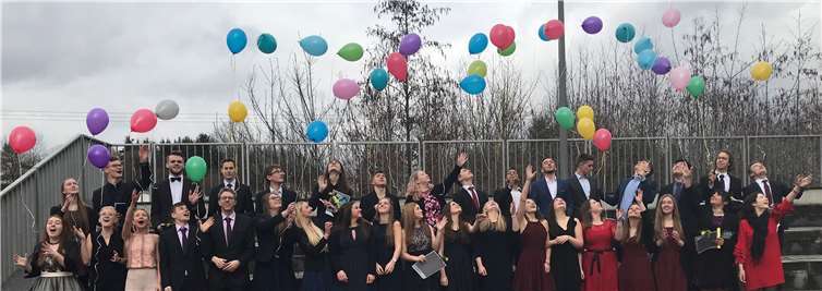 Wie die Lehrer ihre Schützlinge ziehen lassen, eine bunte Gruppe prall mit Wissen gefüllter und doch empfindlicher Wesen, so ließen die Abiturienten ihre Luftballons in die weite Welt schweben.