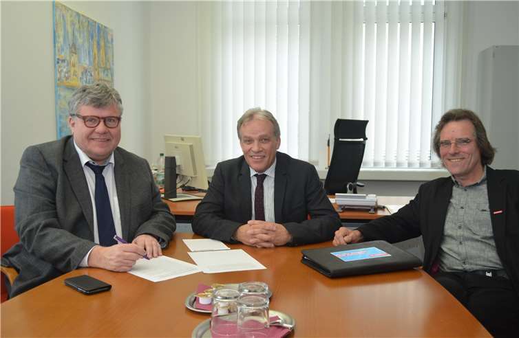 Wie die Marktsituation des heimischen Handwerks verbessert werden kann, war u.a. Gesprächsgegenstand eines ersten Informationsgesprächs mit Vertretern der Kreishandwerkerschaft Rhein-Westerwald. Auf dem Foto (v.l.n.r.): 1. Kreisbeigeordneter Michael Mahler, Handwerkskammerpräsident Kurt Krautscheid, Fred Kutscher, Leiter der Prüfungsdurchführung.Kreisverwaltung