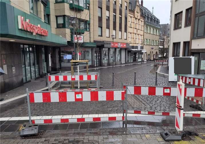 Wie die Stadtverwaltung aktuell mitteilte, wurde beim Ausbau der Hahnengasse die Auftragssumme von 299.656 Euro um über 30 % überschritten, auf 395.728 Euro. Im Rahmen des WKB werden 2025 70 % der beitragsfähigen Kosten vereinnahmt.  Foto: Hans-Georg Schönberg