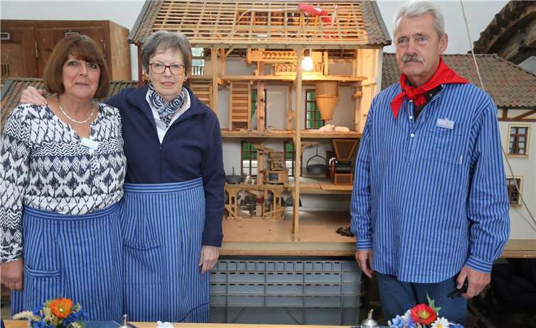 Wie die alte Mühle im Detail ausgesehen hatte, präsentierte Vorsitzender Christian Westphal (rechts) den Besuchern.Fotos: StF