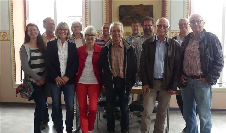 Wie die ehemalige Synagoge in Niederzissen gerettet werden konnte, erfuhr die Gruppe aus Lantershofen vom Vorsitzenden des örtlichen Kultur- und Heimatvereins, Richard Keuler (3. v. r.). Foto: privat