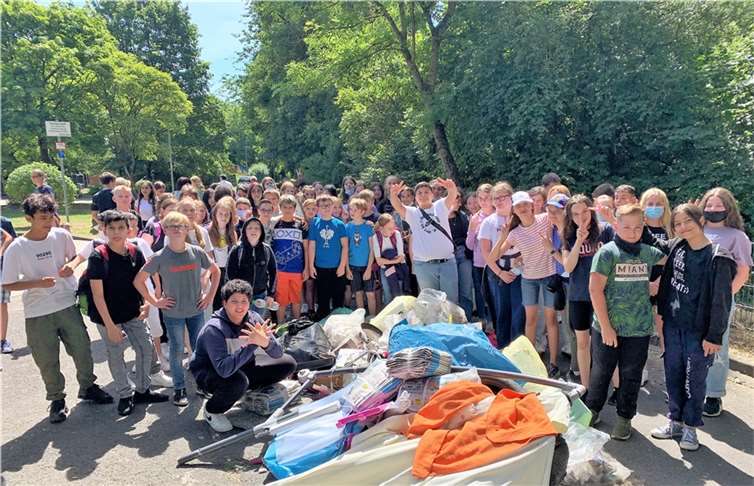 Wie die fleißigen Ameisen, die als emsige Arbeiter der Natur gelten und beim biologischen Waldschutz helfen, präsentierten sich die Schülerinnen und Schüler der Carmen-Sylva-Schule Realschule Plus Niederbieber in der letzten Schulwoche vor den Sommerferien und sammelten rund um die Schule Müll und Unrat. Foto: privat