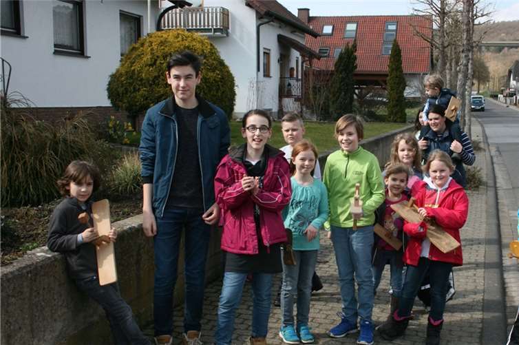 Kinder ziehen mit „Klappern“ durch die Straßen Wie diese Gruppe zogen in Waldorf die Kinder mit ihren Klappern durch den Ort, um den Ruf der Glocken zu ersetzen. WK