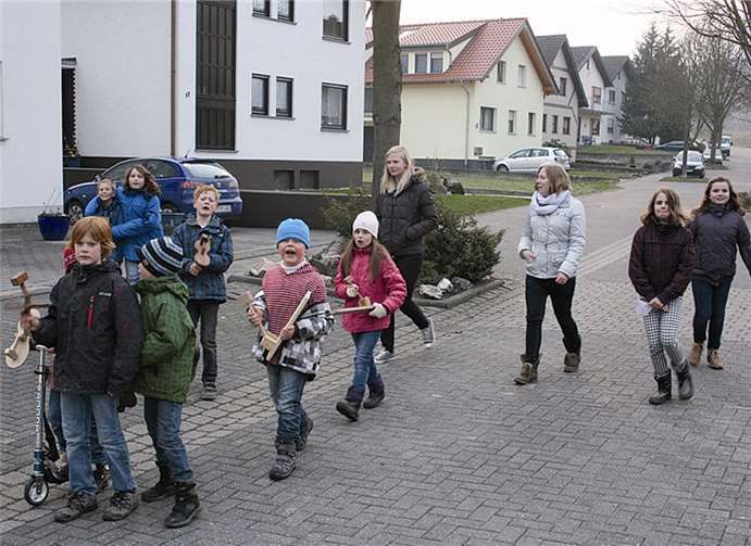 Wie diese Gruppe zogen in Waldorf die Kinder mit ihren Klappern durch den Ort, um den Ruf der Glocken zu ersetzen.WK