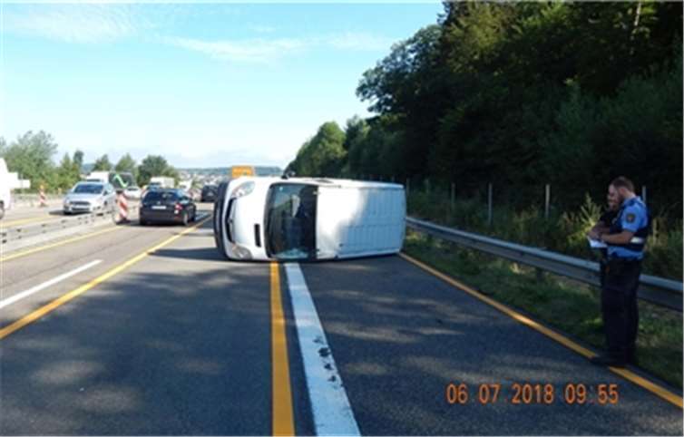 Wie durch ein Wunder wurde bei einem Busunfall auf der Autobahn A3 bei Girod niemand verletzt. Foto: Polizei