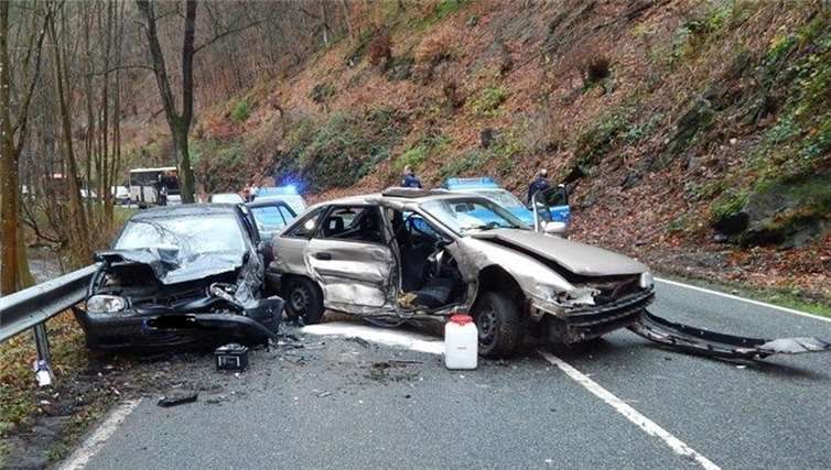 Wie durch ein Wunder wurden beide Fahrer nur leicht verletzt. Fotos: Polizei