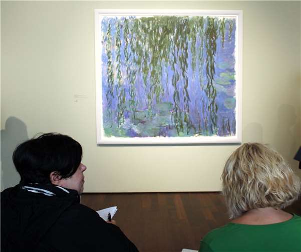 Wie durch einen Trauerweidenvorhang gehtMonets Blick auf seinen Gartenteich.