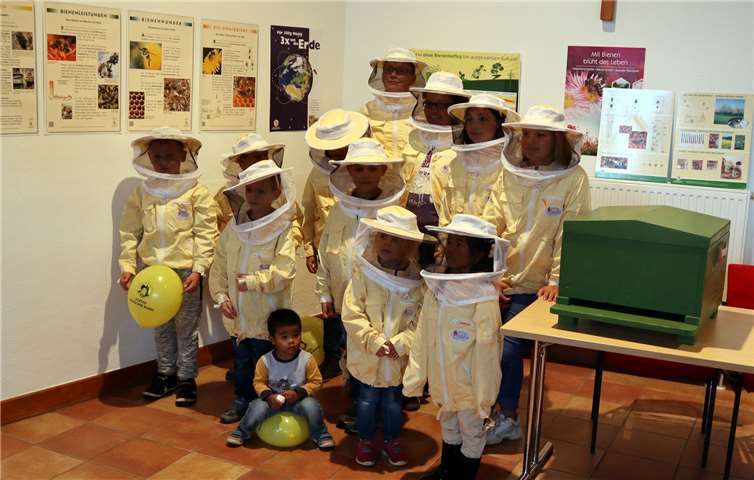 Wie echte Imker konnten sich die jungen Gäste in der Kempenicher Kirchenscheune ausstaffieren. Foto: Kirchenscheune